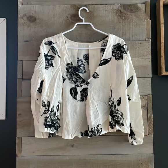 KIMCHI BLUE floral print long sleeve crop top - Picture 2 of 4